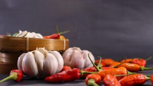 Spray all'aglio e peperoncino per eliminare afidi dalle piante, efficace in un'ora.