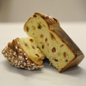 Pettirosso che mangia briciole di panettone, senza canditi e cioccolato, in un ambiente naturale.